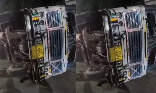 हरमाड़ा के नींदड मोड़ पर केबल से भरा ट्रेलर पलटा, ड्राइवर घायल