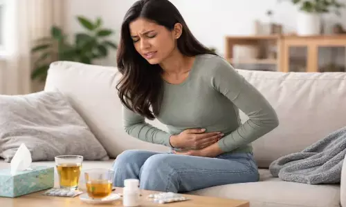 पेट खराब होने से परेशान महिला