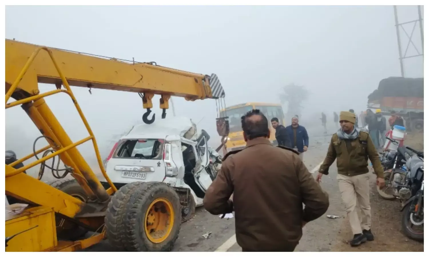 ग्वालियर में ट्रक-कार की भीषण टक्कर, चार की मौत ग्वालियर में ट्रक-कार की भीषण टक्कर, चार की मौत