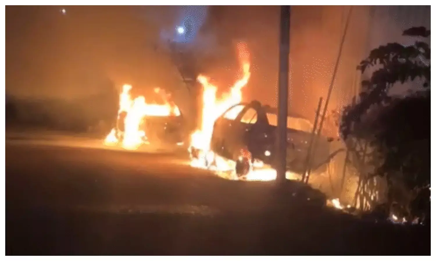 ऑटोमोबाइल शॉप में खड़ी 7 कारें जलकर खाक, 35 लाख के नुकसान की आशंका