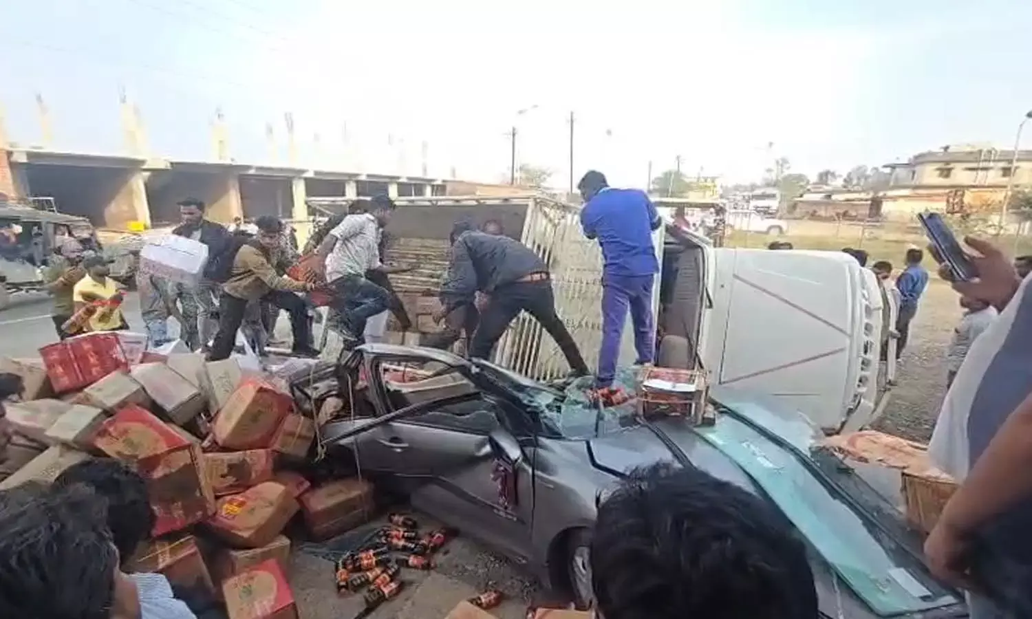 पिकअप वाहन पलटी पिकअप वाहन पलटी