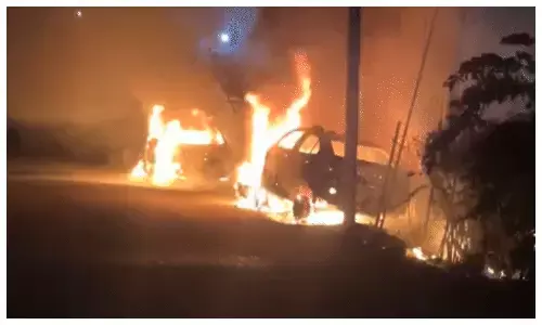 ऑटोमोबाइल शॉप में खड़ी 7 कारें जलकर खाक, 35 लाख के नुकसान की आशंका