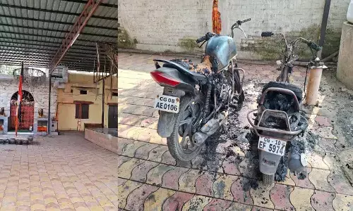 खड़ी मोटरसाइकिलों और स्कूटियों को लगा दी आग