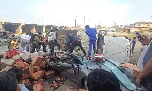 पिकअप वाहन पलटी