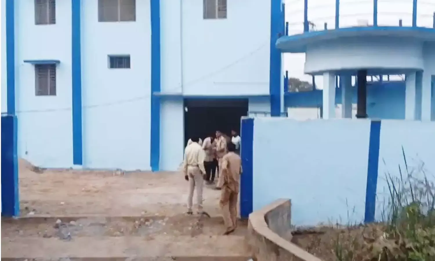 फिल्टर प्लांट में मिली ठेकेदार की लाश : माथे पर चोट के निशान मिले, औंधे मुँह पड़ी थी लाश, जांच में जुटी पुलिस फिल्टर प्लांट में मिली ठेकेदार की लाश : माथे पर चोट के निशान मिले, औंधे मुँह पड़ी थी लाश, जांच में जुटी पुलिस