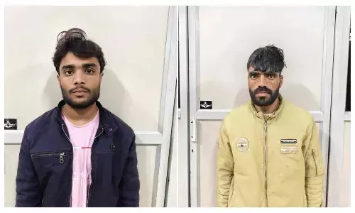 फर्जी ऐप से 9.91 लाख की ठगी; मंदसौर से 2 आरोपी गिरफ्तार फर्जी ऐप से 9.91 लाख की ठगी; मंदसौर से 2 आरोपी गिरफ्तार