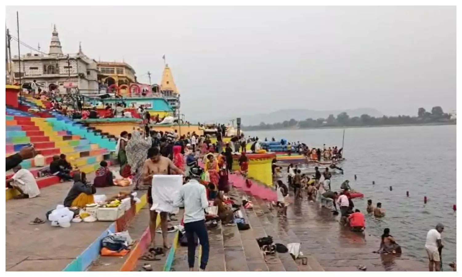 ठंडी हवाओं के बीच सेठानी घाट पर उमड़ा श्रद्धालुओं का सैलाब, नर्मदा में लगाई आस्था की डुबकी