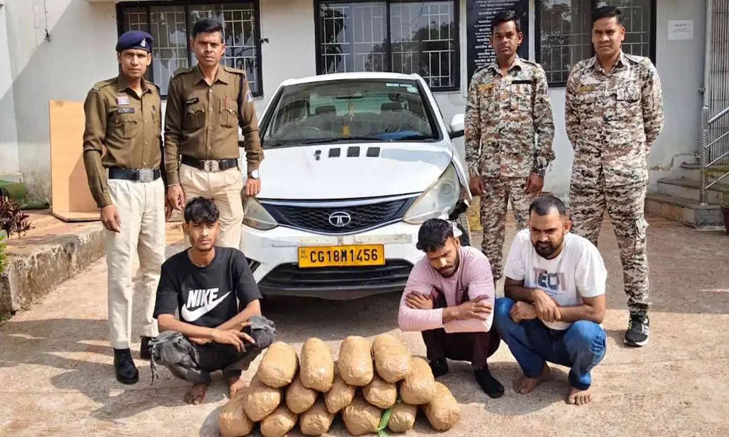 गांजा तस्करों पर एक्शन : वाहन चेकिंग के दौरान कार से 15 किलो गांजा जब्त, तीन अंतरराज्यीय तस्कर गिरफ्तार