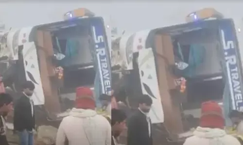 घने कोहरे के कारण पलटी बस, यात्री  घायल; इन 13 जिलों में बारिश-ओलावृष्टि का अलर्ट