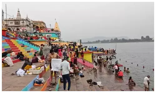 ठंडी हवाओं के बीच सेठानी घाट पर उमड़ा श्रद्धालुओं का सैलाब, नर्मदा में लगाई आस्था की डुबकी