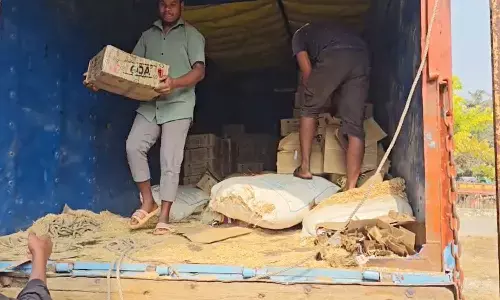 अवैध शराब तस्करी पर एक्शन : MP के धार से आई 20 लाख की अंग्रेजी शराब जब्त, अंधेरे का फायदा उठाकर भागे तस्कर