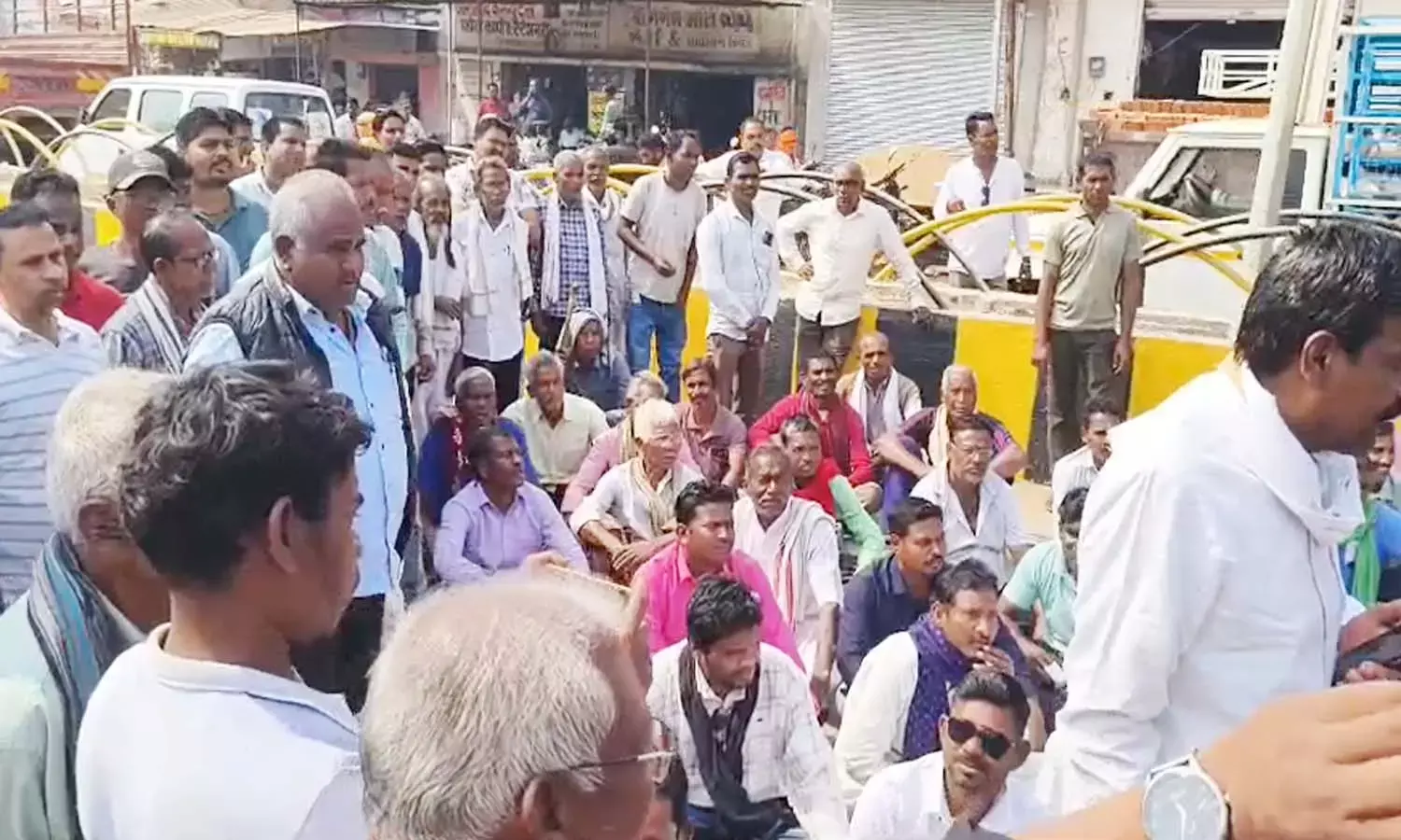 महासमुंद जिले में किसानों ने किया चक्काजाम : ट्रैक्टरों पर धान भरकर सड़क पर जमे, बोले- जब तक धान नहीं खरीदी जाएगी उठेंगे नहीं महासमुंद जिले में किसानों ने किया चक्काजाम : ट्रैक्टरों पर धान भरकर सड़क पर जमे, बोले- जब तक धान नहीं खरीदी जाएगी उठेंगे नहीं