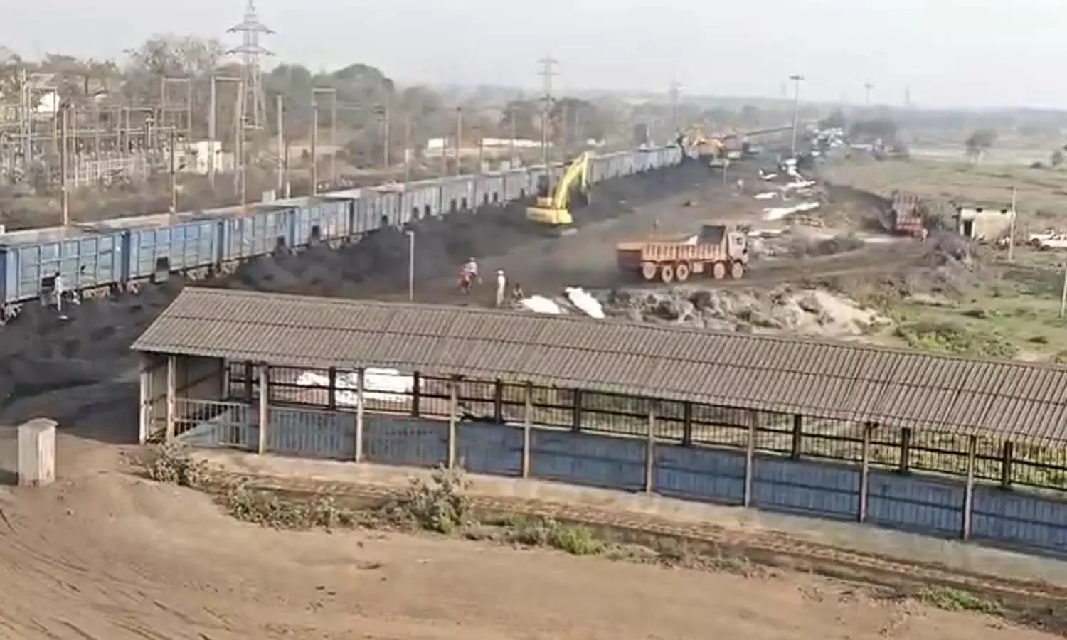 तिल्दा की सड़कों पर काली धूल: बिना ढंके कोयले का किया जा रहा परिवहन, लोग हो रहे परेशान तिल्दा की सड़कों पर काली धूल: बिना ढंके कोयले का किया जा रहा परिवहन, लोग हो रहे परेशान