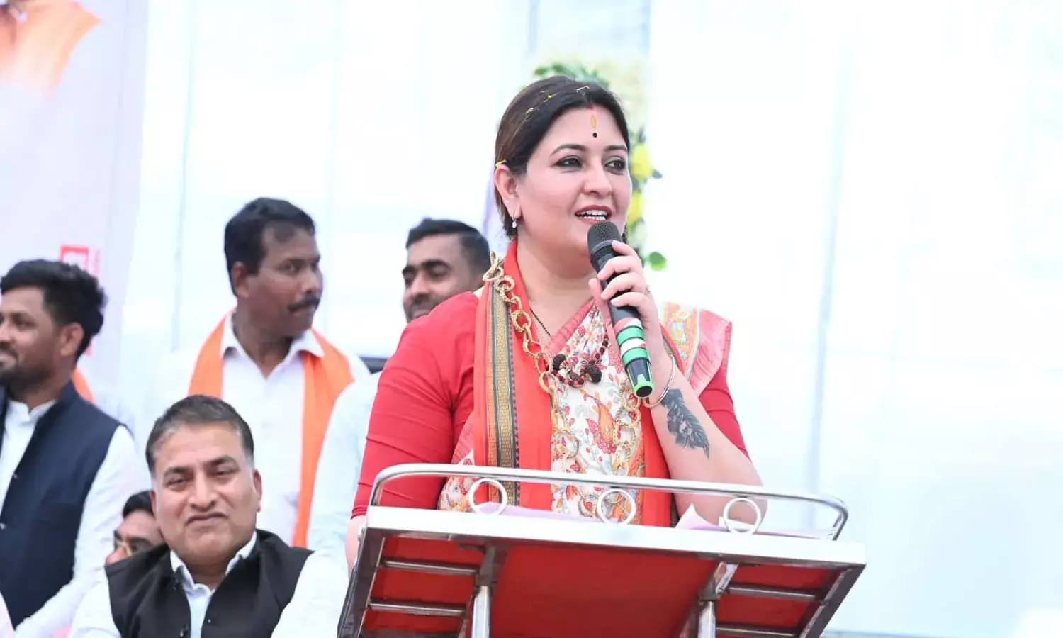 64 आदिवासी परिवार के लोगों ने की घर वापसी : पंडरिया विधायक भावना बोहरा ने पैर पखारकर किया उनका अभिनंदन