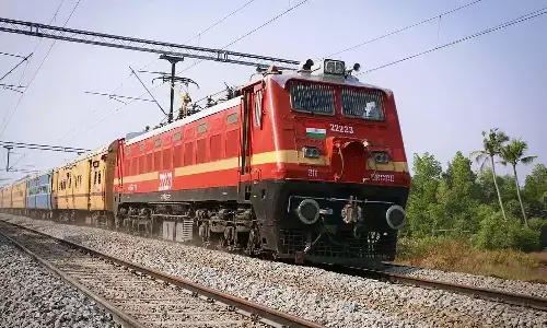 होली के लिए ट्रेनें होने लगीं पैक : पटना से गुजरात तक वेटिंग, दिल्ली-मुंबई जाने अभी सीटें उपलब्ध