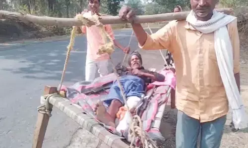 कोरिया में लचर स्वास्थ्य व्यवस्था : ग्रामीण का पैर फ्रैक्चर होने के बाद फोन लगाते रहे परिजन, लेकिन नहीं पहुंची एम्बुलेंस