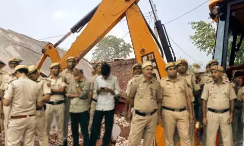 Delhi Police demolished the illegal construction of a drug mafia with a bulldozer