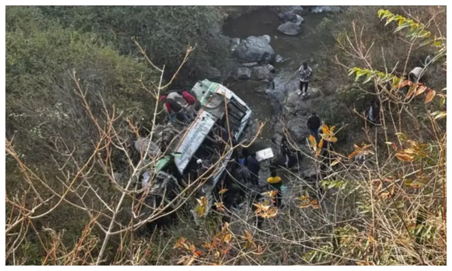 खाई में गिरी हिमाचल रोडवेज बस, 3 यात्रियों की मौत; 15 से ज्यादा घायल