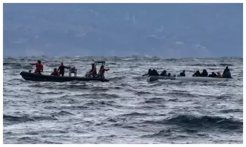 तटरक्षक जहाज से टकराई प्रवासियों की नाव; 14 की मौत, कई लापता