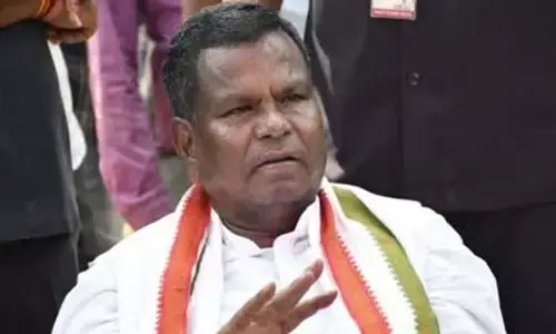 379 दिन बाद रायपुर सेंट्रल जेल से बाहर आए लखमा : गांधी प्रतिमा पर किया माल्यार्पण, पत्नी भी पहुंची लेने