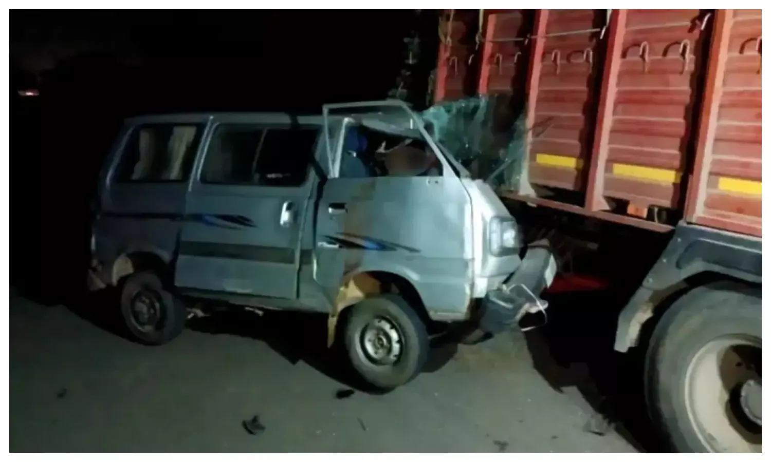 पंचर ट्रक में घुसी तेज रफ्तार वैन, युवक की दर्दनाक मौत, ड्राइवर फरार