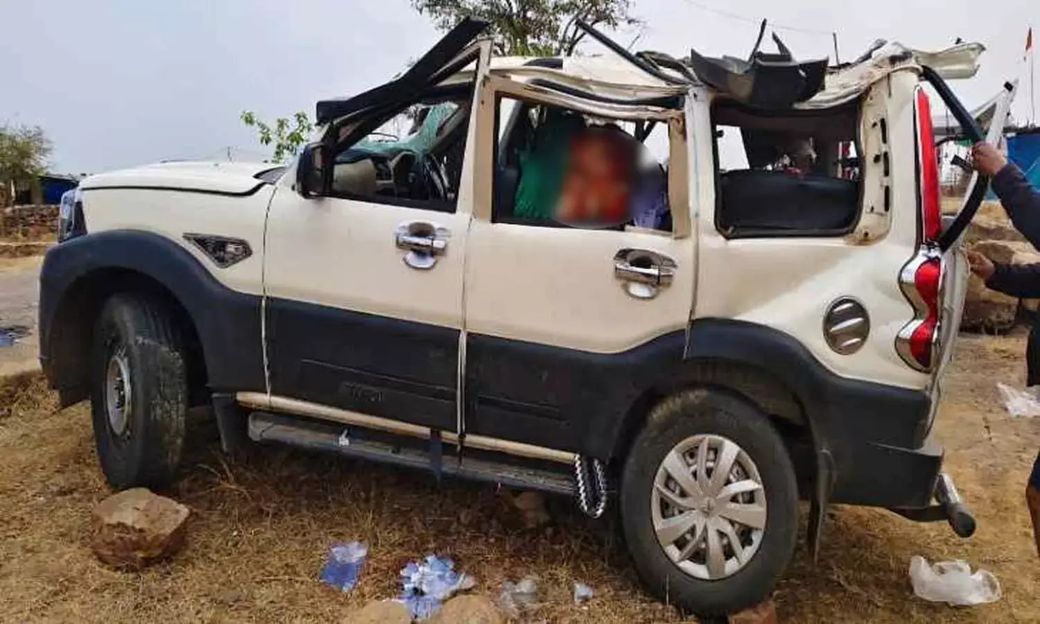 पेड़ से टकराई स्कॉर्पियो