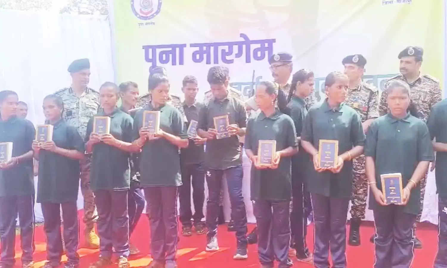 बीजापुर में बड़ा नक्सली सरेंडर : 54 लाख रुपये के इनामी 12 नक्सलियों ने हथियारों के साथ किया आत्मसमर्पण