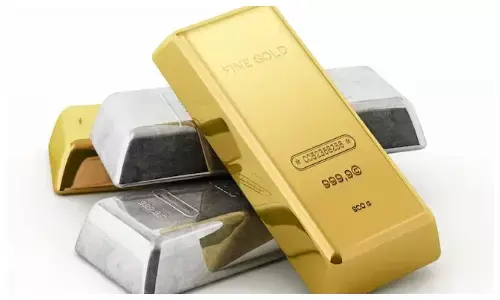 सर्राफा बाजार में आई बड़ी गिरावट, चांदी ₹25,000 सस्ती, सोना भी फिसला ₹1800