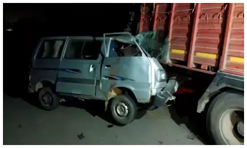 पंचर ट्रक में घुसी तेज रफ्तार वैन, युवक की दर्दनाक मौत, ड्राइवर फरार