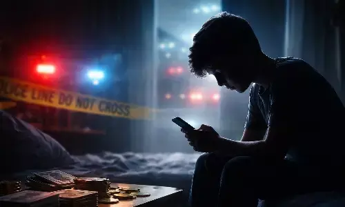 मोबाइल फोन देखते हुए तनाव में बैठा एक किशोर, सामने रखे पैसे और पीछे पुलिस जांच का माहौल दर्शाता प्रतीकात्मक दृश्य।