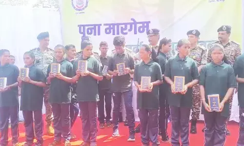 बीजापुर में बड़ा नक्सली सरेंडर : 54 लाख रुपये के इनामी 12 नक्सलियों ने हथियारों के साथ किया आत्मसमर्पण