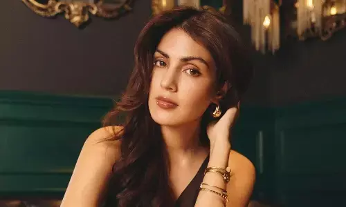 रिया चक्रवर्ती 7 साल बाद नेटफ्लिक्स की नेब सीरीज फैमिली बिजनेस से एक्टिंग में कमबैक करने जा रही हैं।