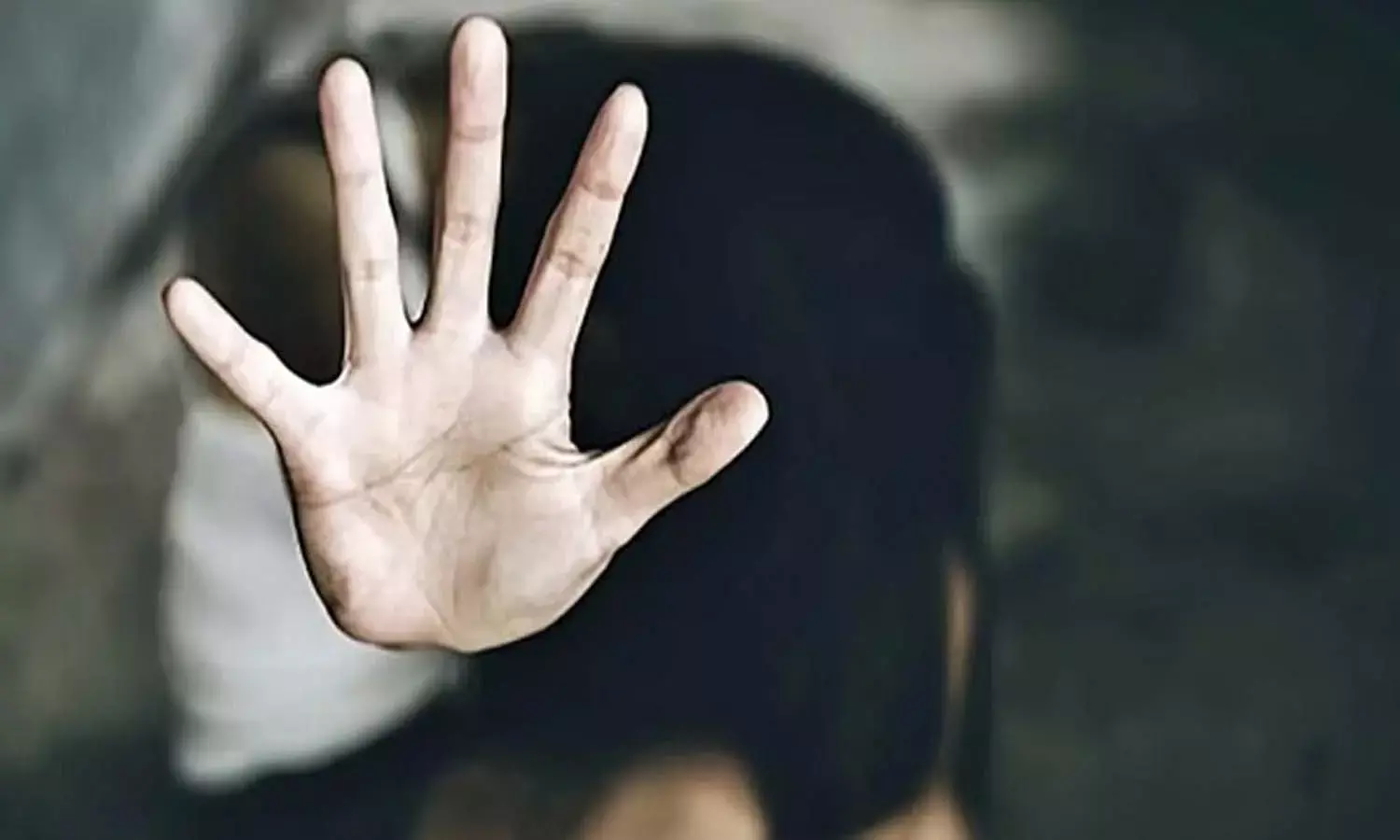 राजधानी में घिनौनी वारदात : ट्रैफिक सिग्नल पर भीख मांग रही 8 साल की बच्ची को खाना खिलाने का झांसा देकर किया रेप