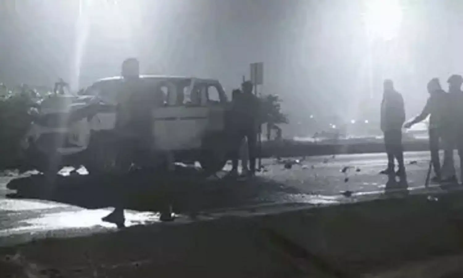 dhar crime news: धार में अवैध शराब का खेल: वाहन रोकते ही हमला, कर्मचारी इंदौर रेफर | MP News