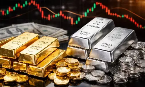 MCX पर सोने और चांदी की कीमतों में गिरावट, सर्राफा बाजार में गोल्ड और सिल्वर बार्स व कॉइन्स।